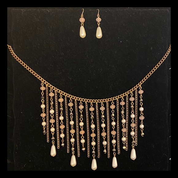 Beautiful Necklace and Earrings Set - Picture 2 of 3